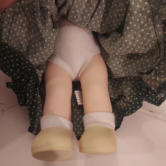 Precious Moments Children of The World Series - Shannon from Ireland Doll - Picture 8 of 11